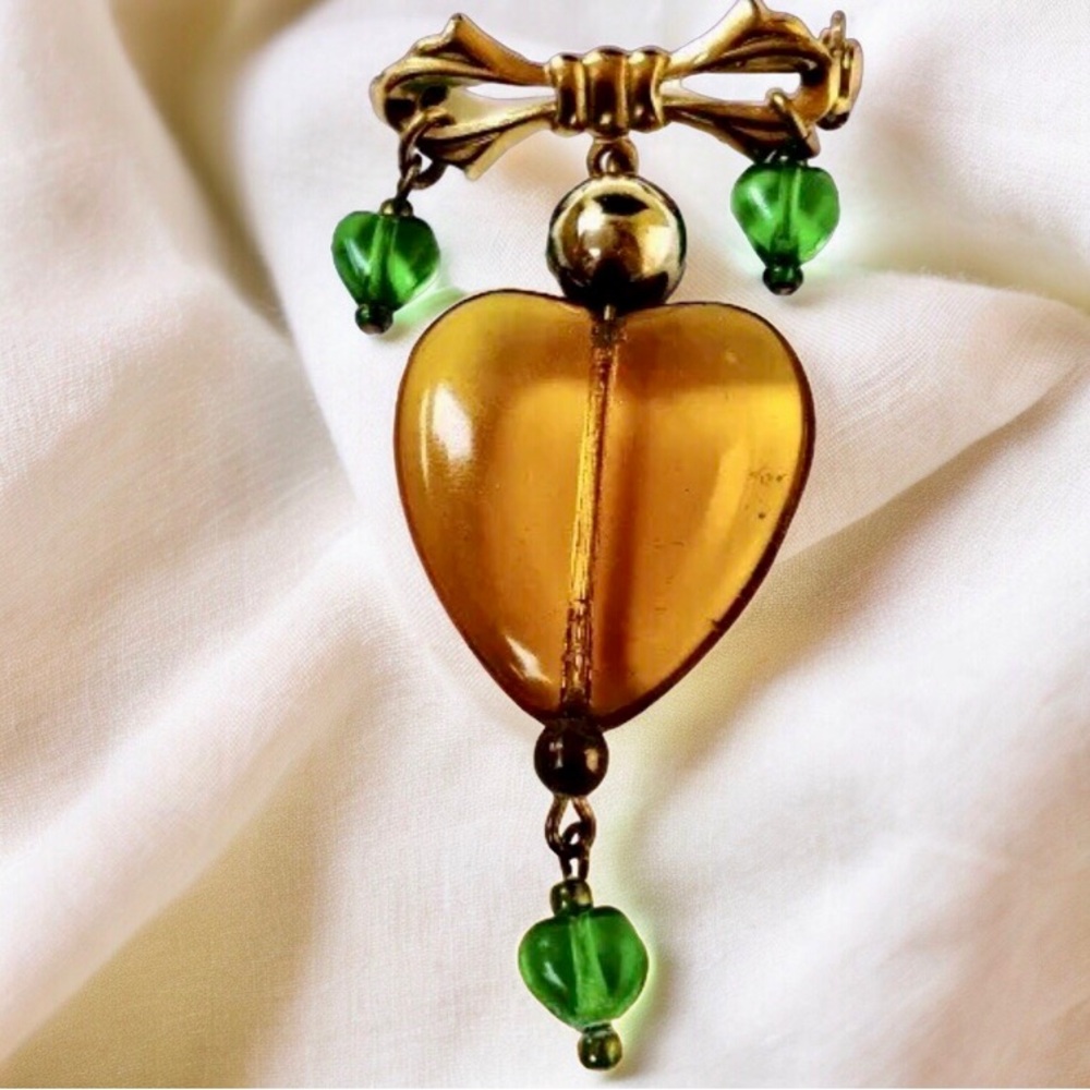 Vintage Gold Tone Metal Bow Brooch Amber Heart Pendant Drop 3 Green Heart Dangle